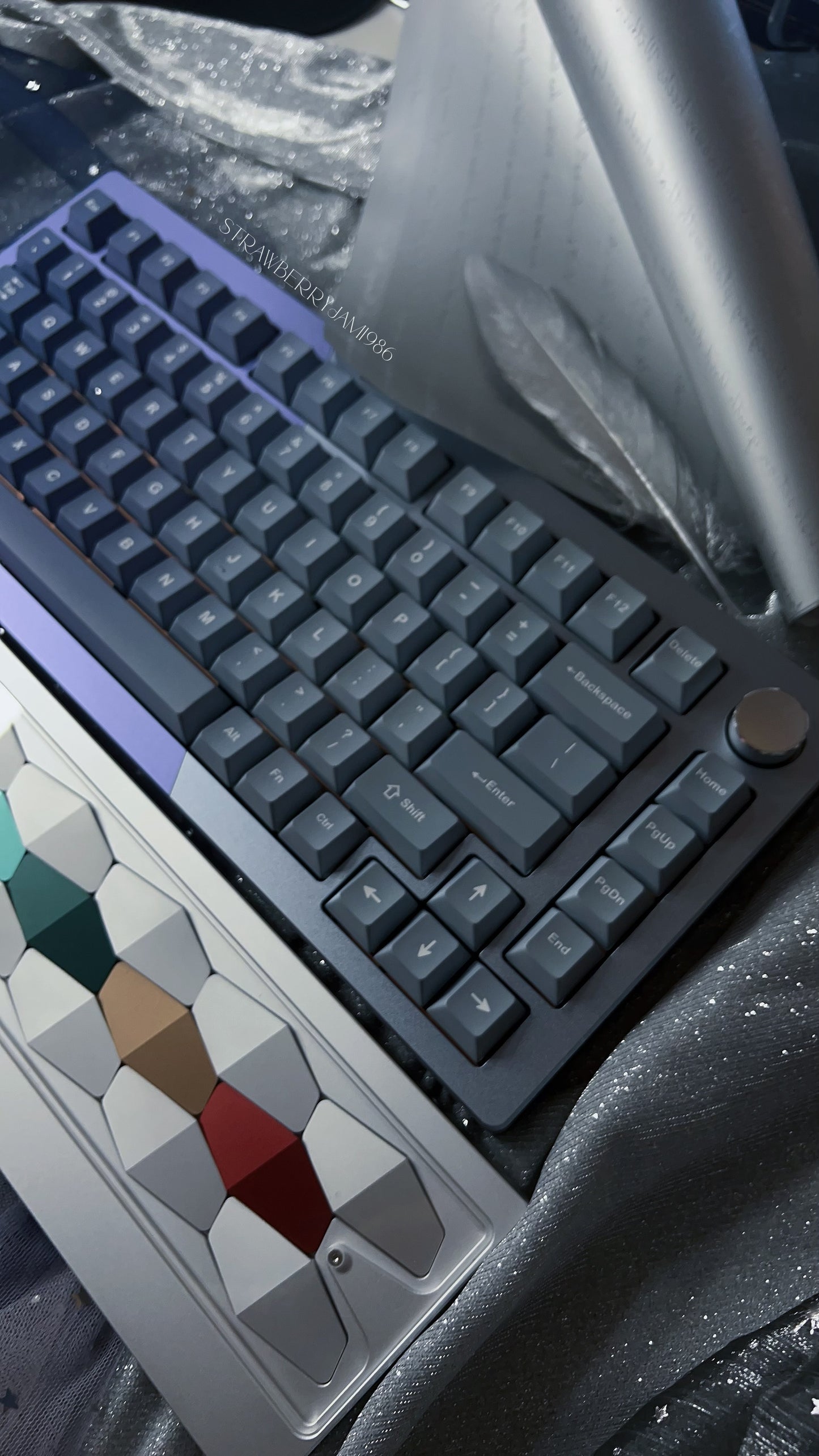 Unboxing For SALEs KiiBOOM LOOP75
Hotswappable Aluminum Gasket Mechanical Keyboard Silver Blue（not including the Wristrest）