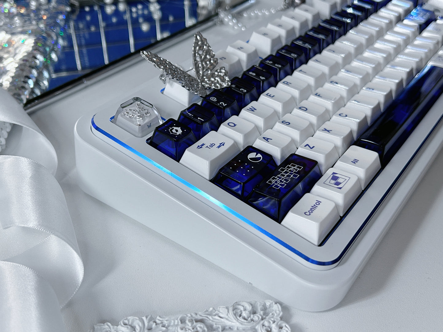 ONLY 1 Instock Prebuilt Aluminum Customized Mechanical Keyboard Rich98 Cold White Silver_Blue Highlighter Set（not including butterfly and pearl decoration）