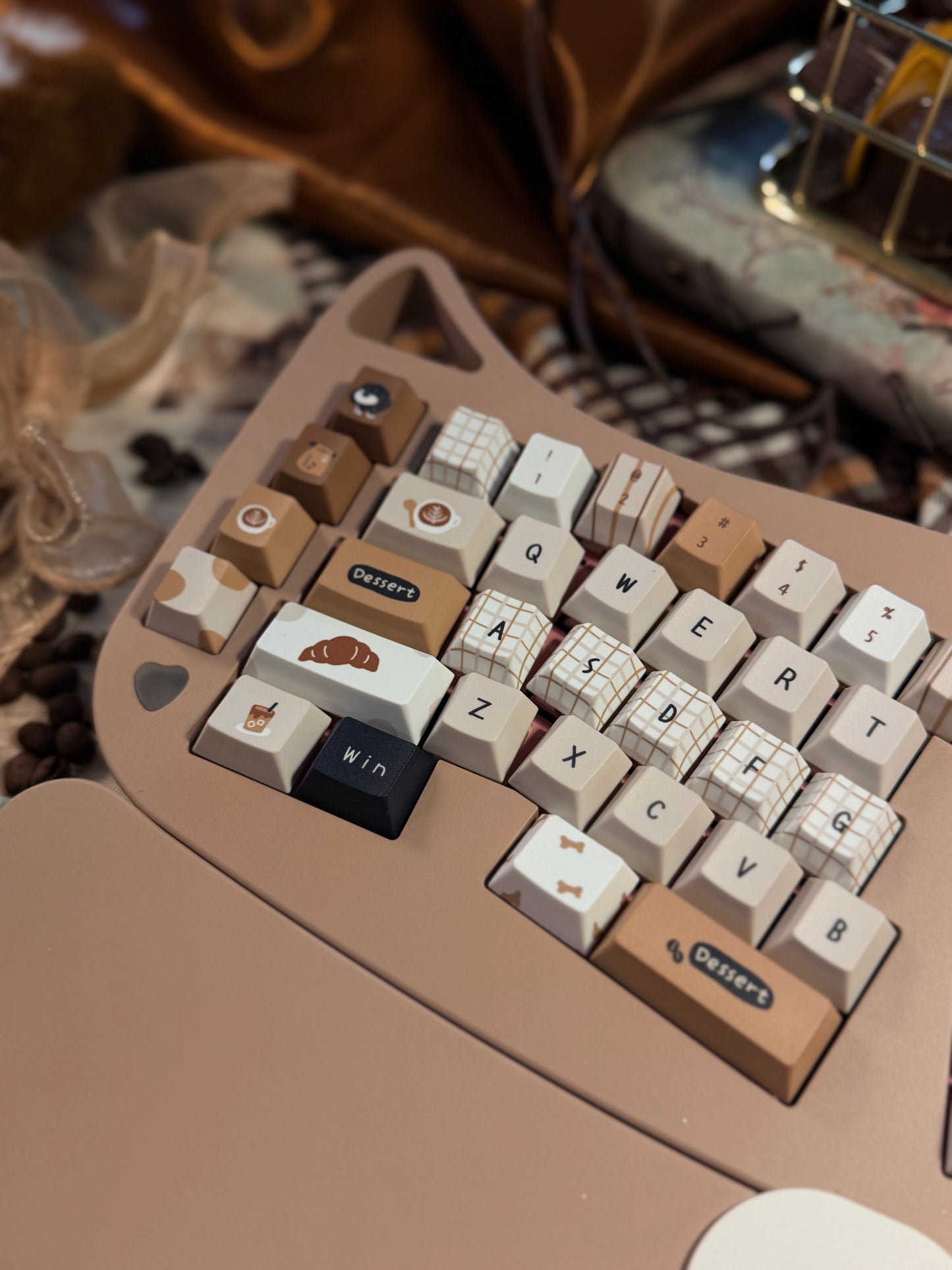 ONLY 1 Instock Prebuilt Aluminum Customized Mechanical Keyboard Corgi Alice Ergonomic Chocolate Set With Wristrest & Bread Pad