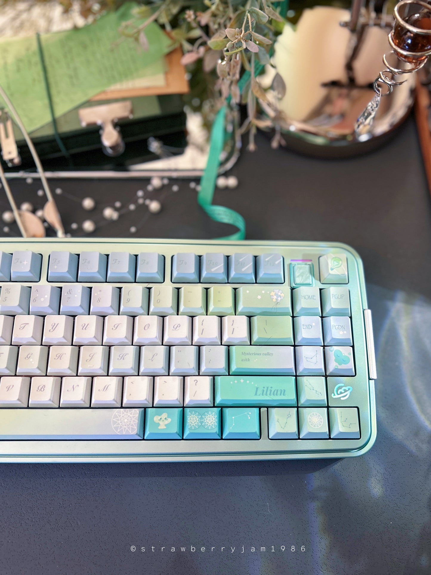 PREORDER Prebuilt Aluminum Customized Mechanical Keyboard Bread75 Anodized Green Set