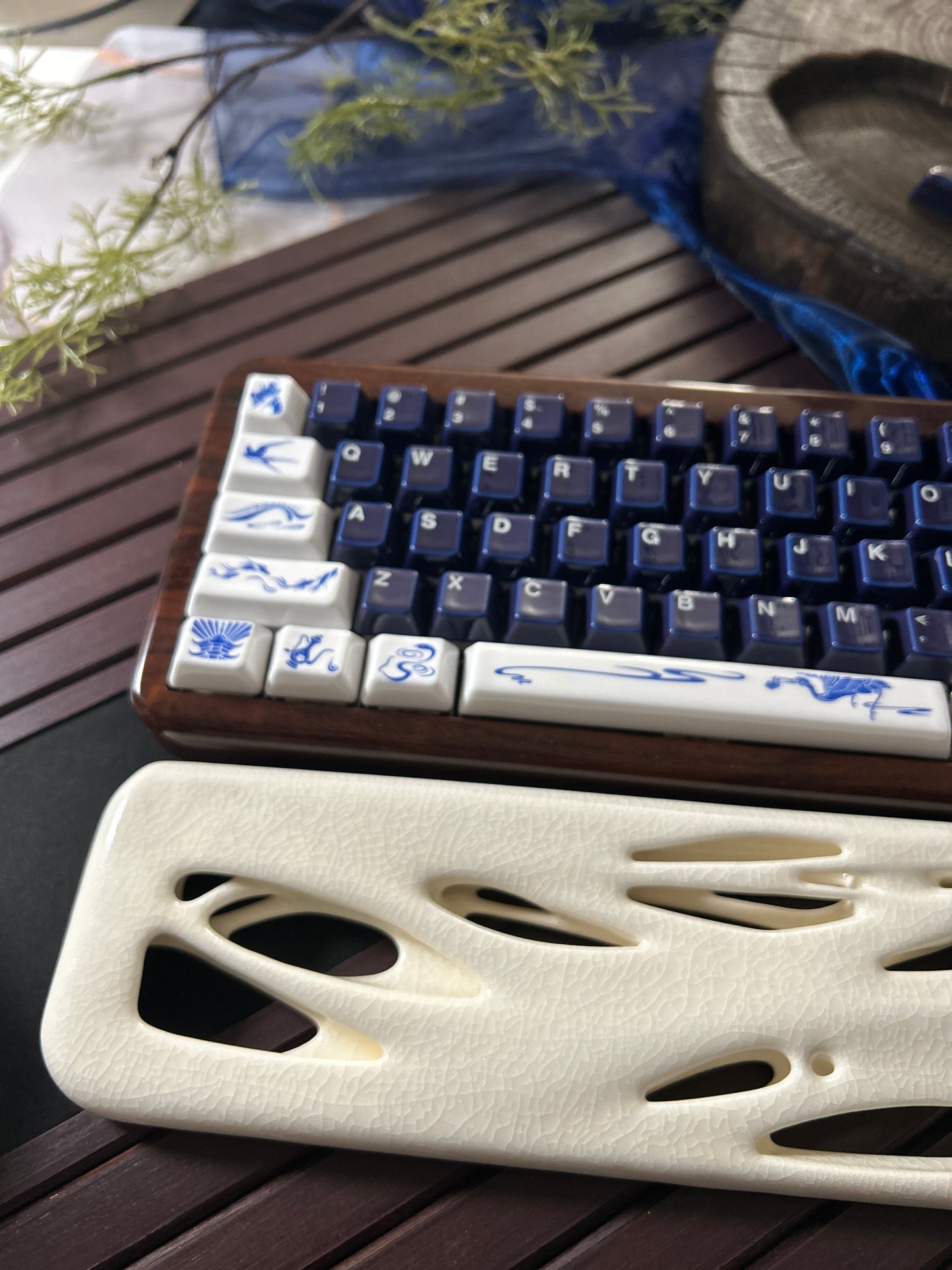 PREORDER Prebuilt Ebony Wood Keyboard Customized Mechanical Keyboard With Wood Wristrest and Snake Ceramic Keycap Set（not including the ceramic Wristrest）