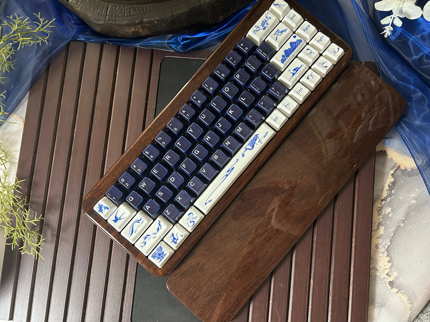 PREORDER Prebuilt Ebony Wood Keyboard Customized Mechanical Keyboard With Wood Wristrest and Snake Ceramic Keycap Set（not including the ceramic Wristrest）