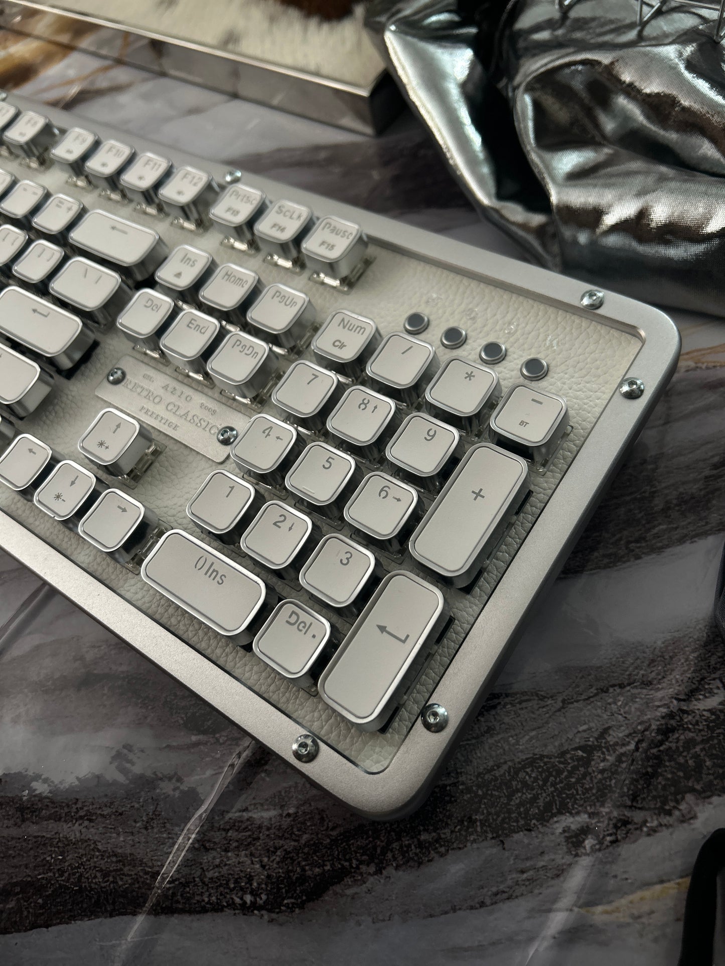 Unboxing For SALEs Azio RC Prestige Mechanical Keyboard, Bluetooth 5.0, Hot-Swappable Switches, PC/Mac