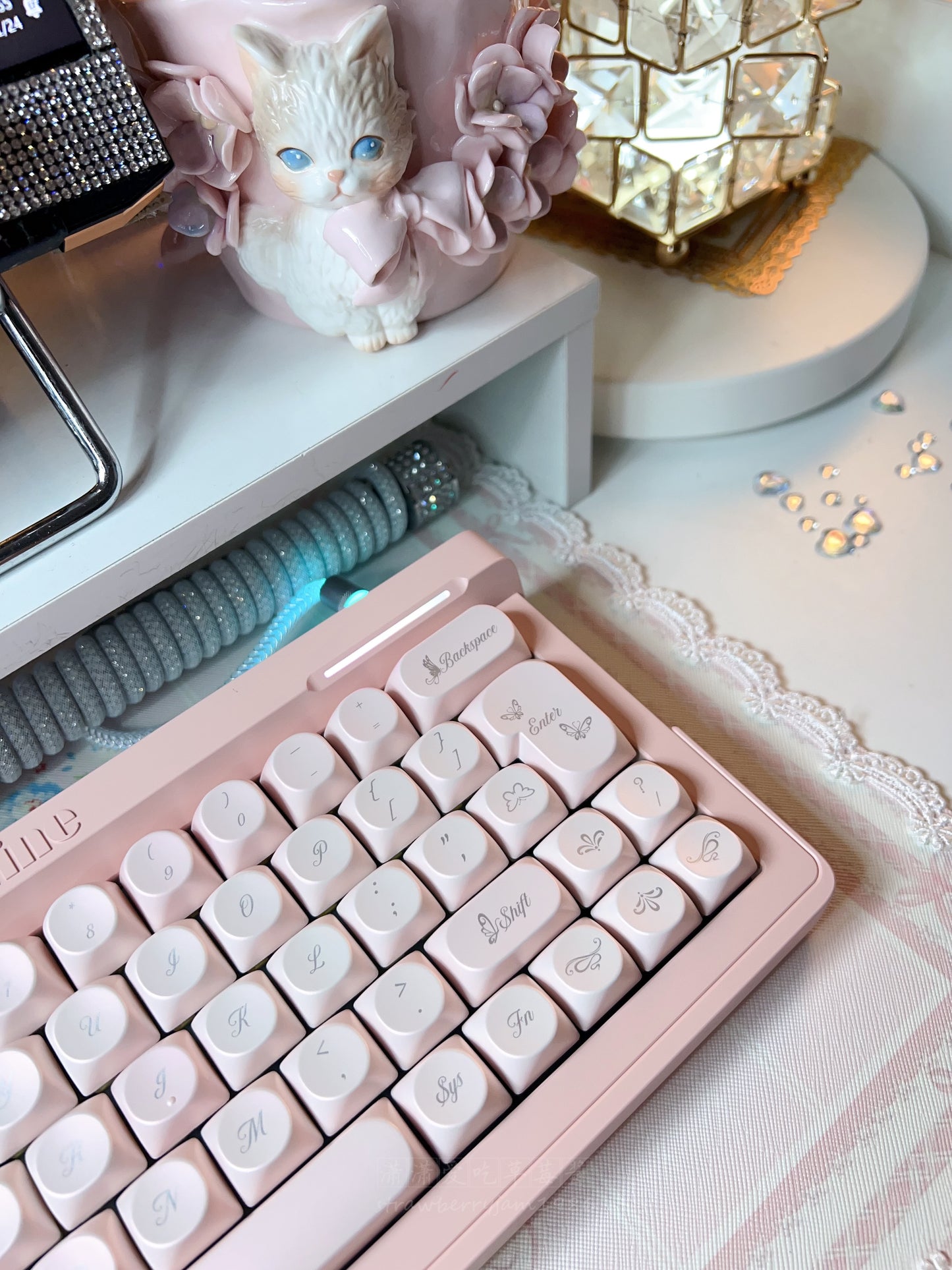 Creamy Pink Luster and Hue of Pearls Mirror Butterfly Soa Profile 135 Keys Mechanical Keyboard Customized Keycaps