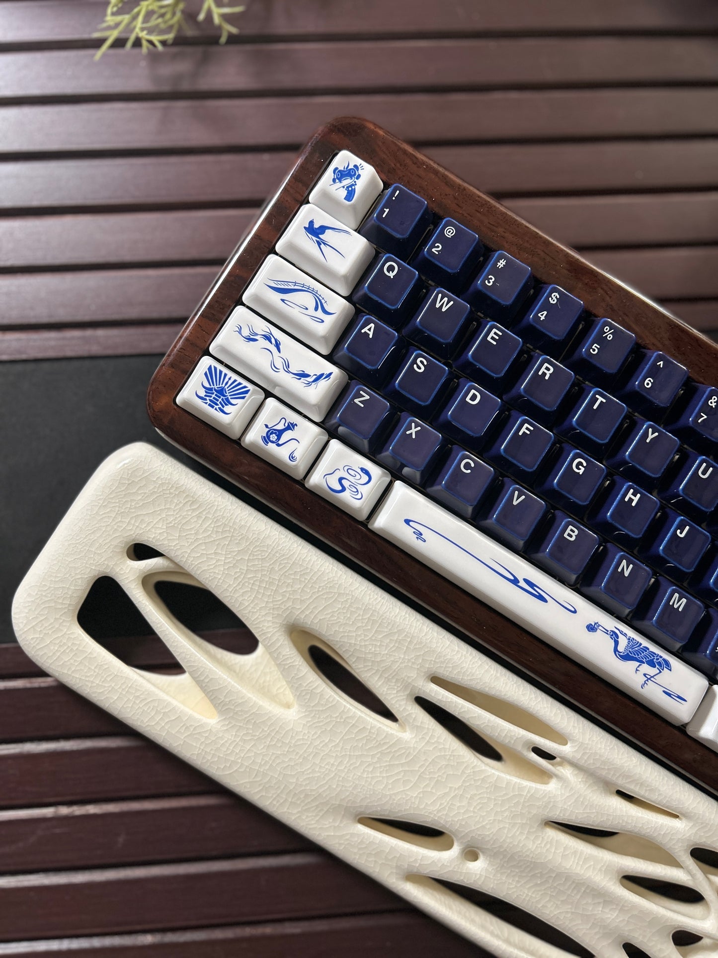 PREORDER Prebuilt Ebony Wood Keyboard Customized Mechanical Keyboard With Wood Wristrest and Snake Ceramic Keycap Set（not including the ceramic Wristrest）