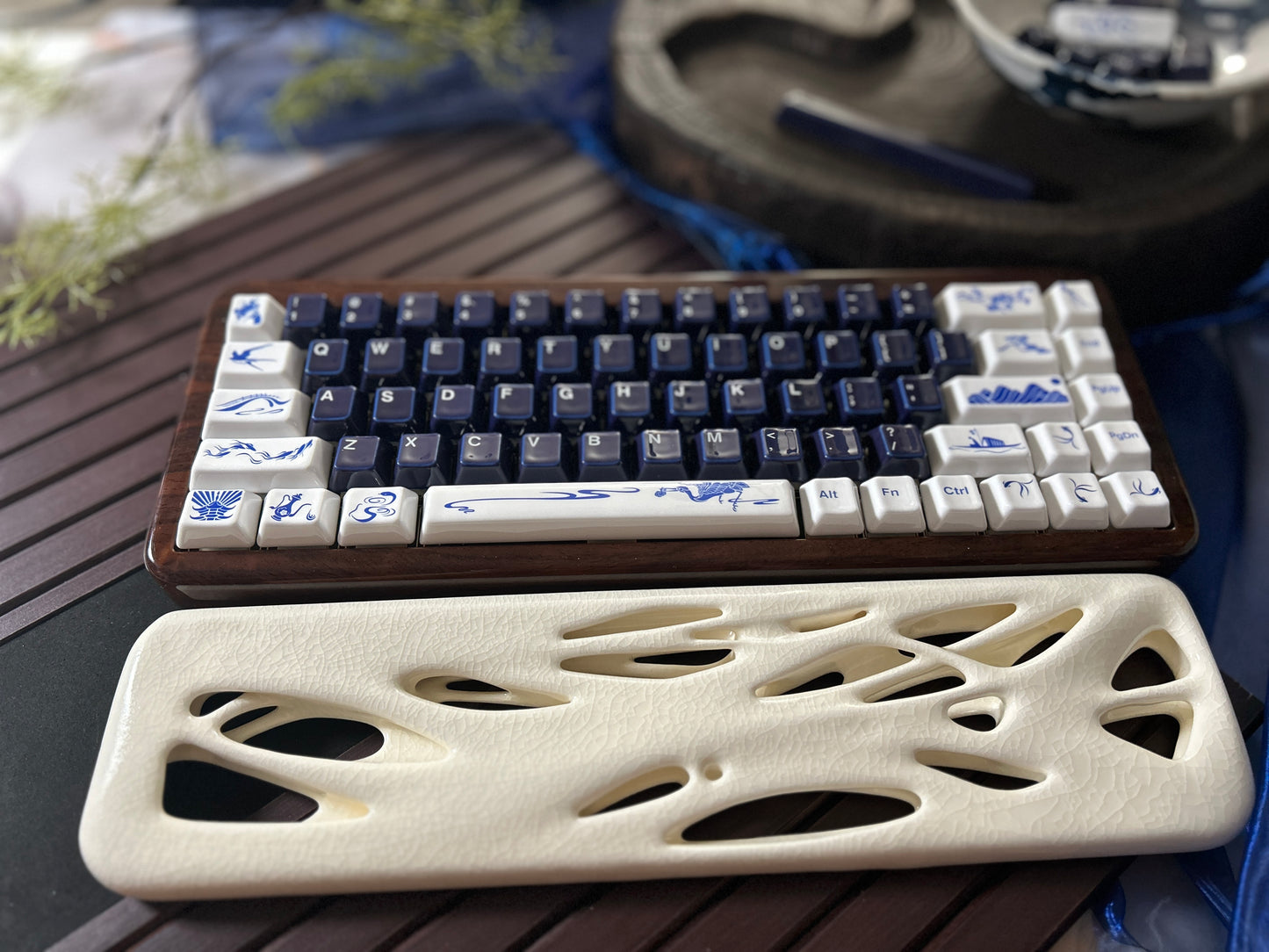 PREORDER Prebuilt Ebony Wood Keyboard Customized Mechanical Keyboard With Wood Wristrest and Snake Ceramic Keycap Set（not including the ceramic Wristrest）