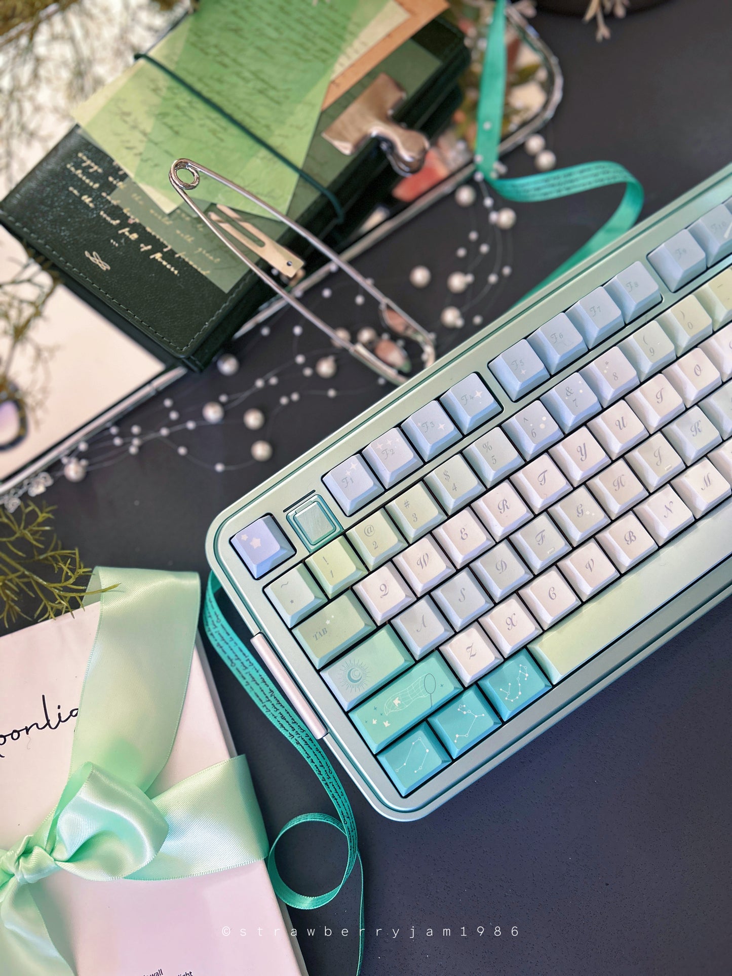 PREORDER Prebuilt Aluminum Customized Mechanical Keyboard Bread75 Anodized Green Set