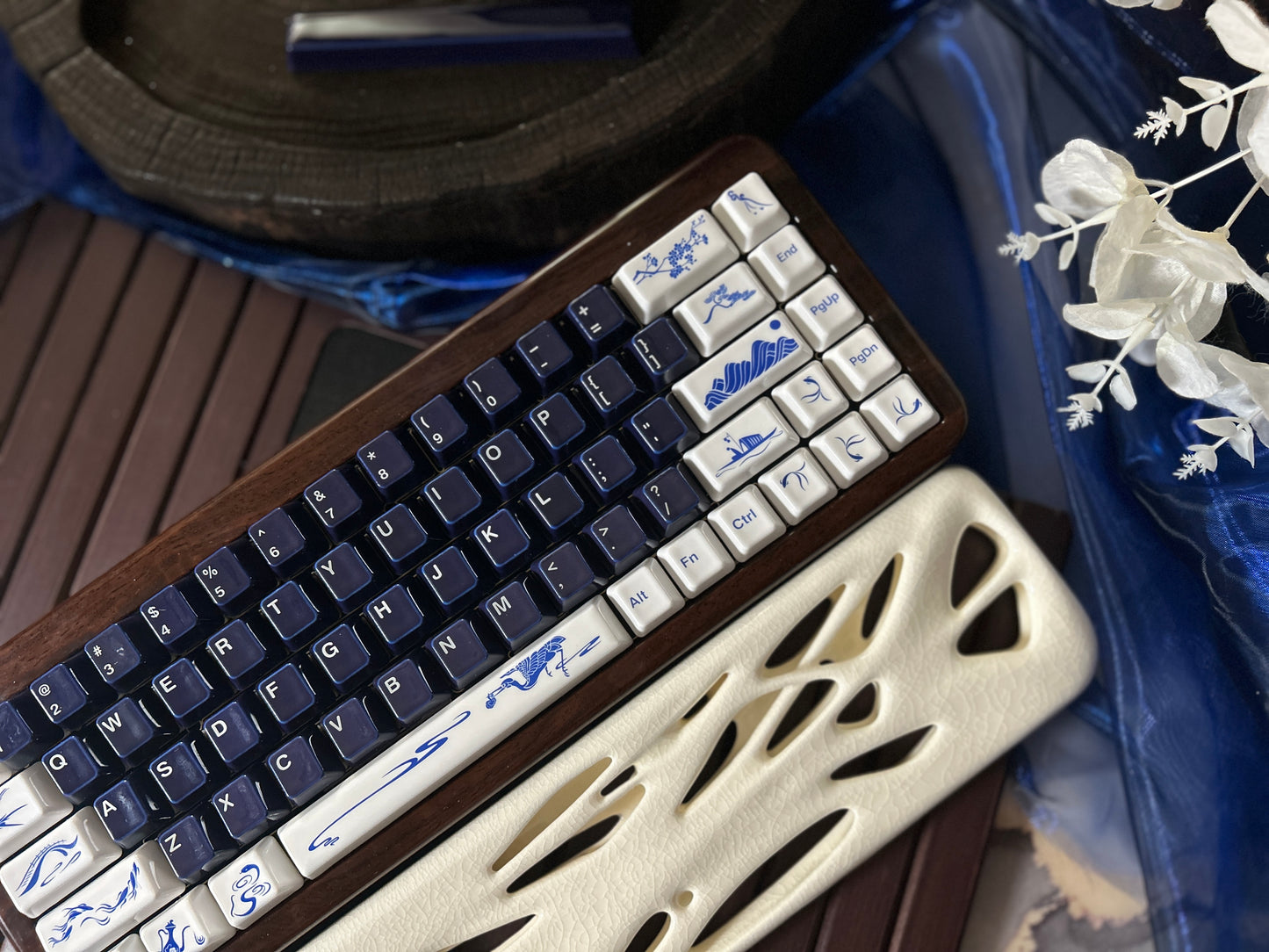 PREORDER Prebuilt Ebony Wood Keyboard Customized Mechanical Keyboard With Wood Wristrest and Snake Ceramic Keycap Set（not including the ceramic Wristrest）