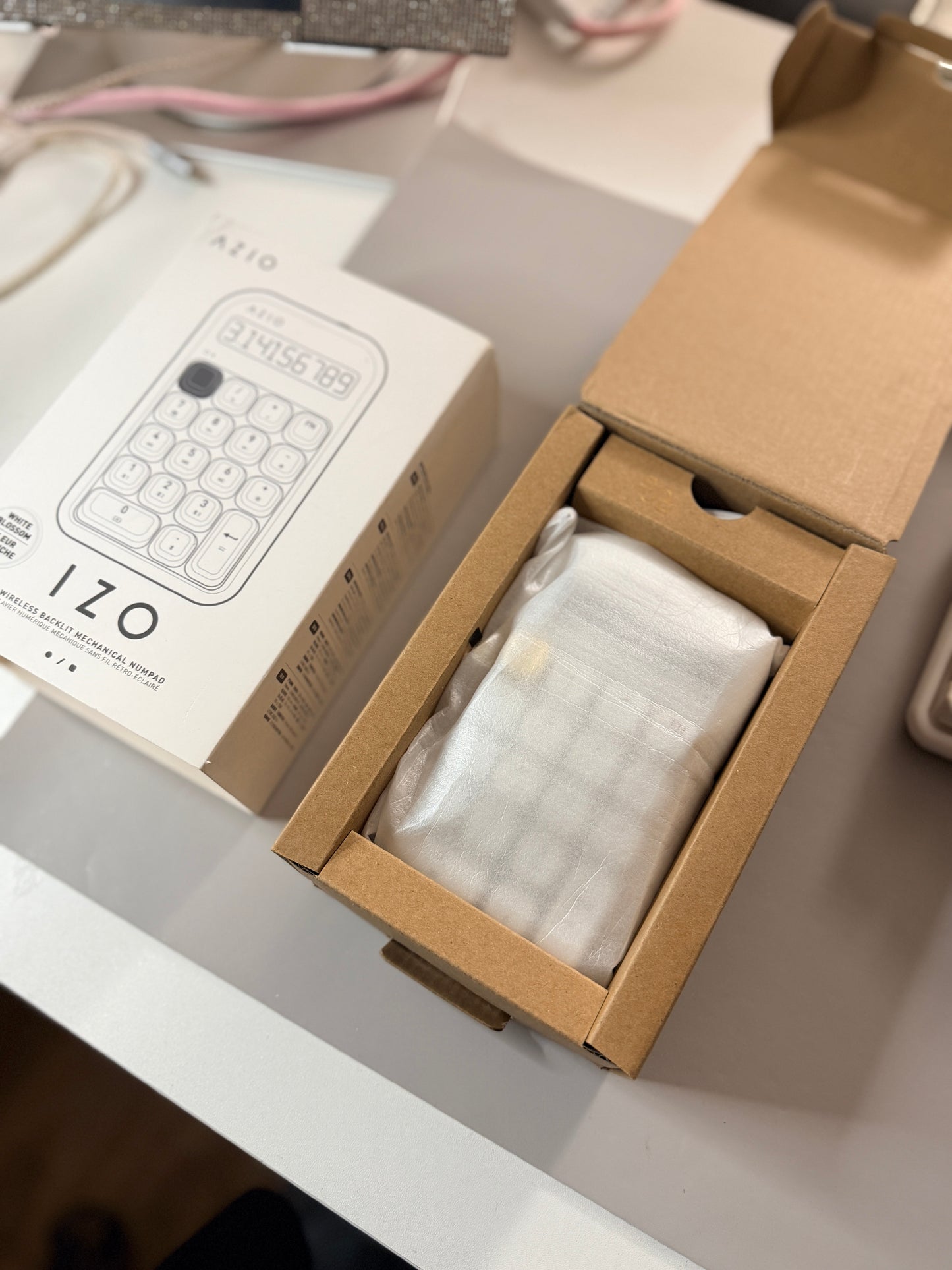 Unboxing For SALEs Azio IZO Wireless BT5/USB PC & Mac Mechanical Keyboard White Blossom & Numpad/Calculator Set