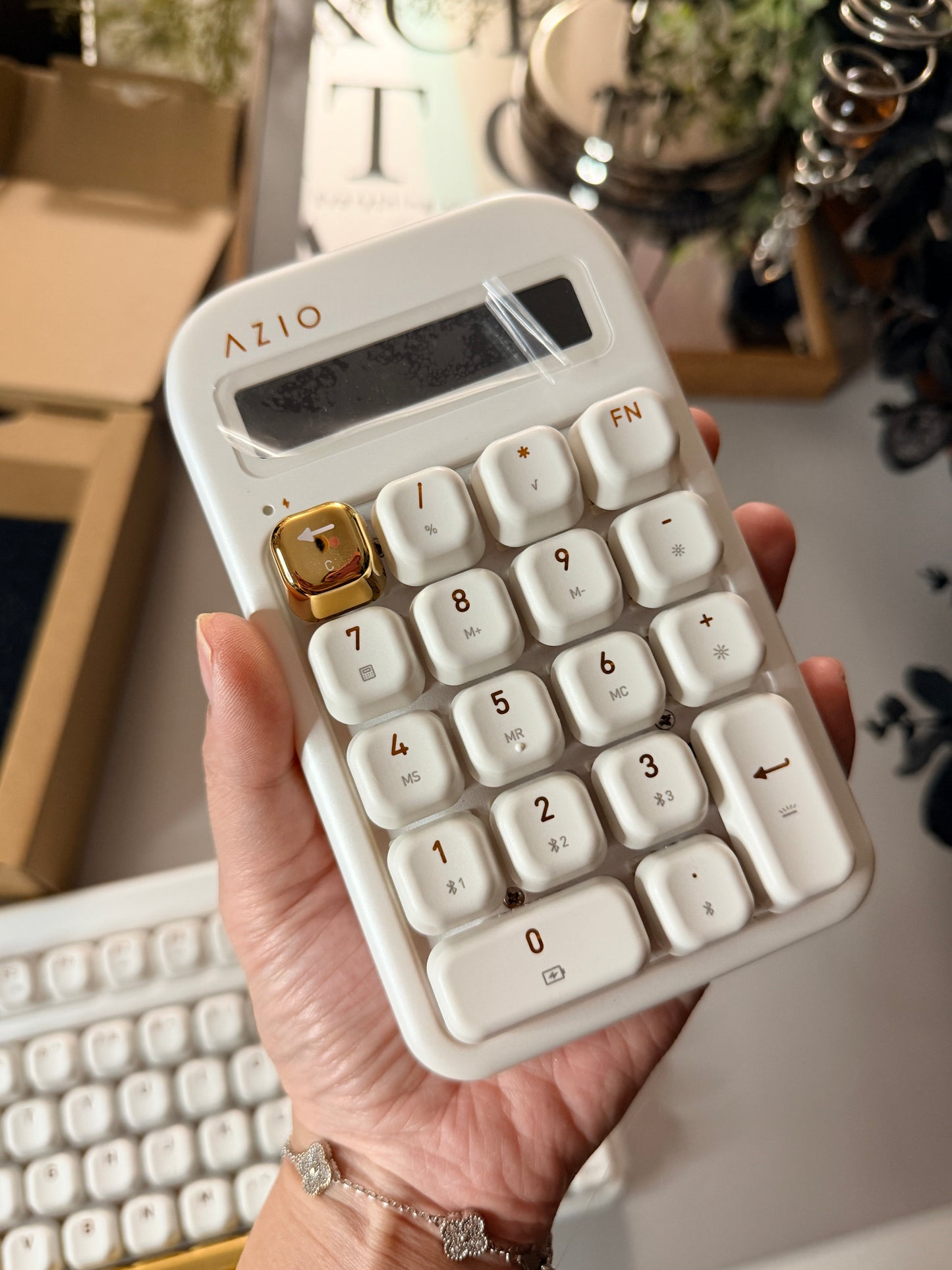 Unboxing For SALEs Azio IZO Wireless BT5/USB PC & Mac Mechanical Keyboard White Blossom & Numpad/Calculator Set