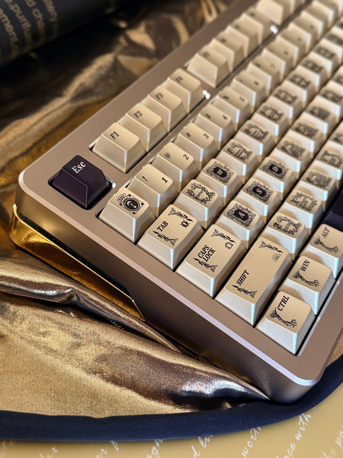 ONLY 1 Instock Prebuilt Aluminum Customized Mechanical Keyboard Buff75 Golden Black + taptempo Fantastic Beasts Medal-Coated Keycaps