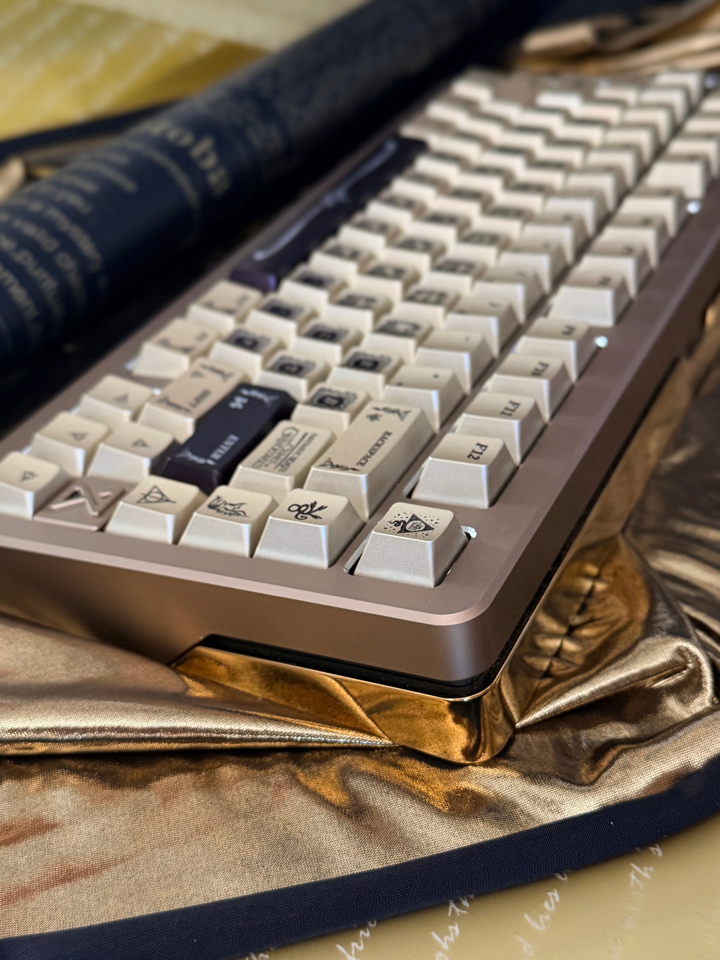 ONLY 1 Instock Prebuilt Aluminum Customized Mechanical Keyboard Buff75 Golden Black + taptempo Fantastic Beasts Medal-Coated Keycaps