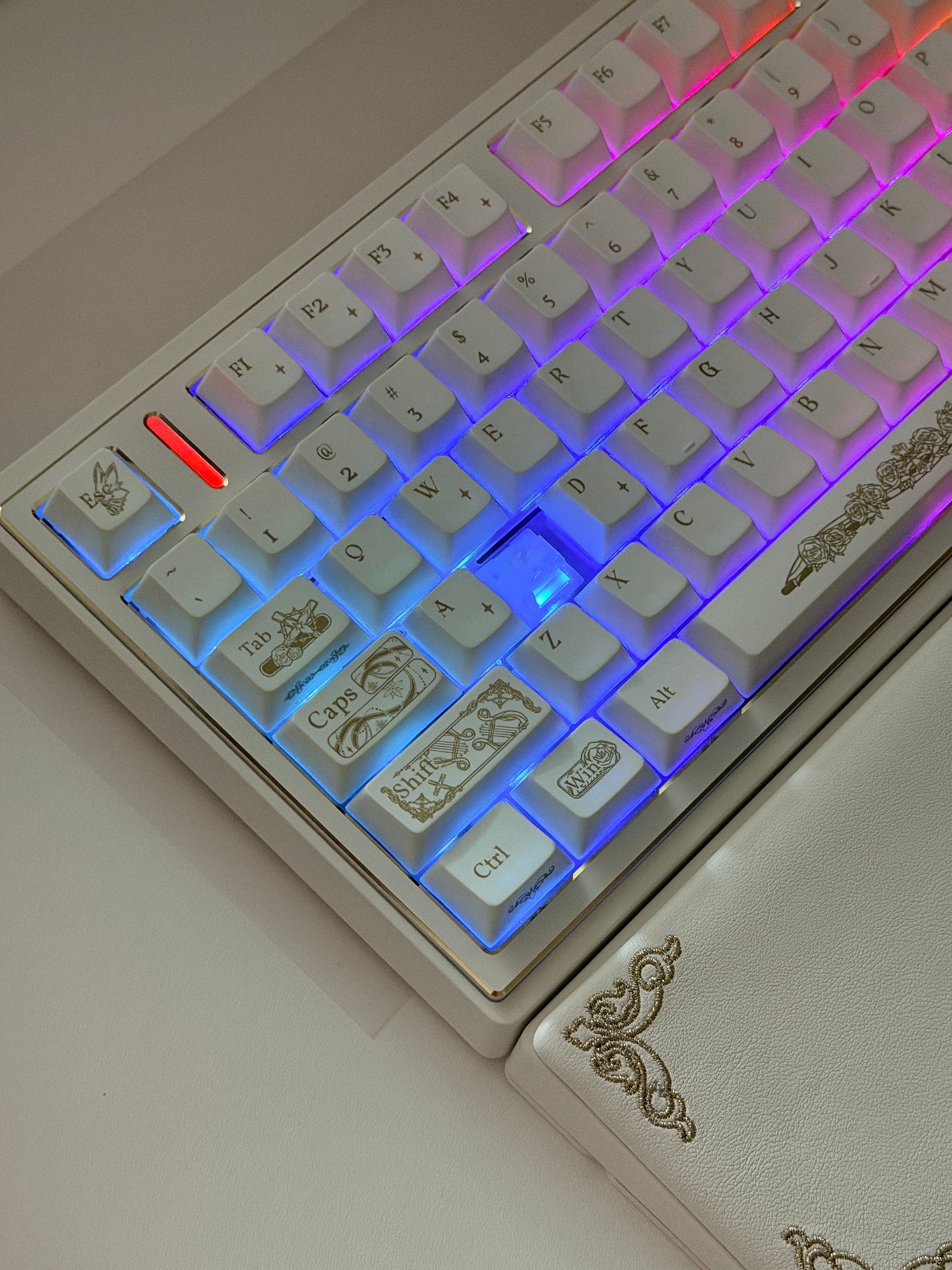 Unboxing Clearance ONLY 1 Instock velocifiretech Bat Knight Live100 Mechanical Keyboard- White Gold With Wristrest