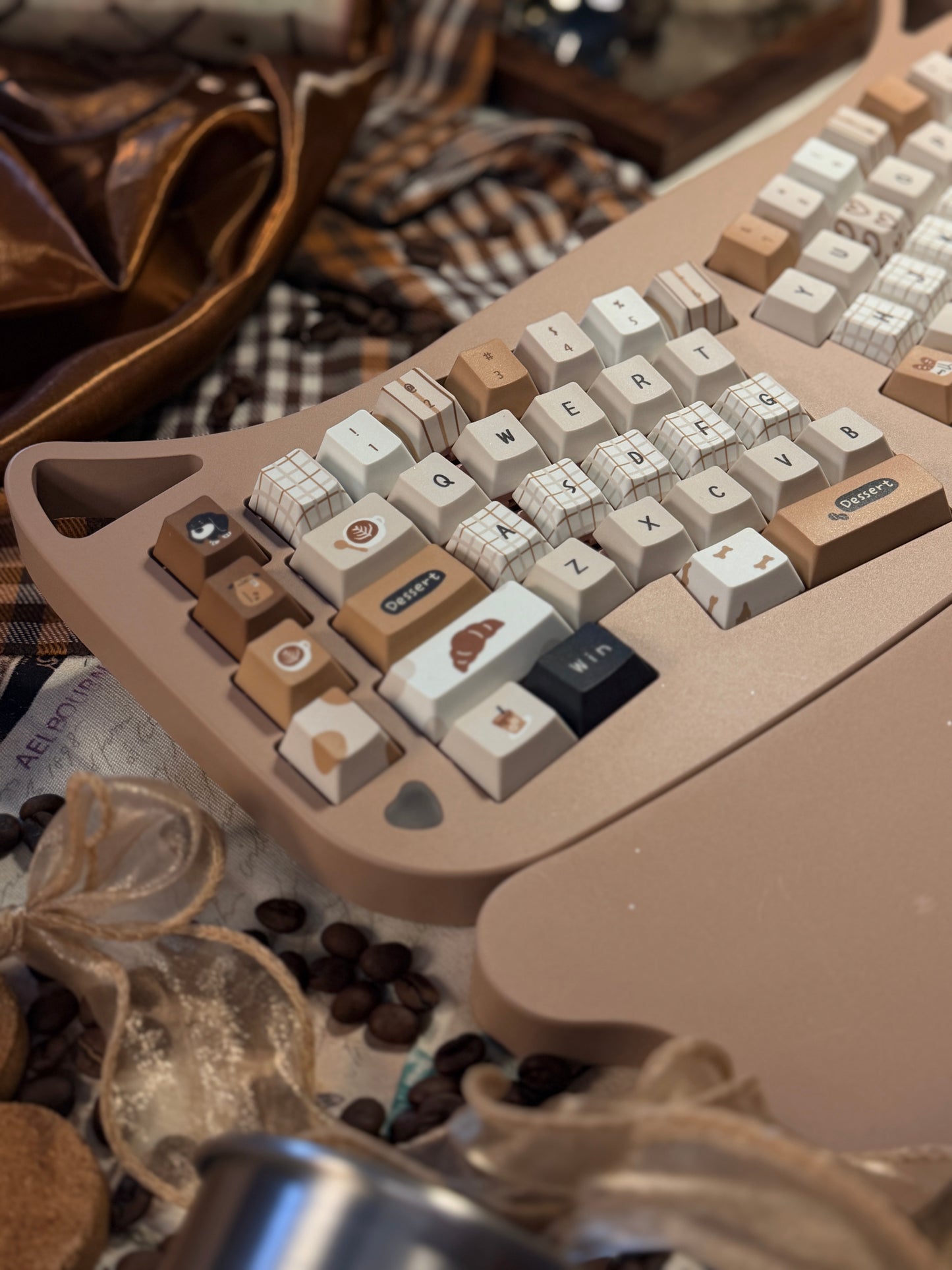 ONLY 1 Instock Prebuilt Aluminum Customized Mechanical Keyboard Corgi Alice Ergonomic Chocolate Set With Wristrest & Bread Pad