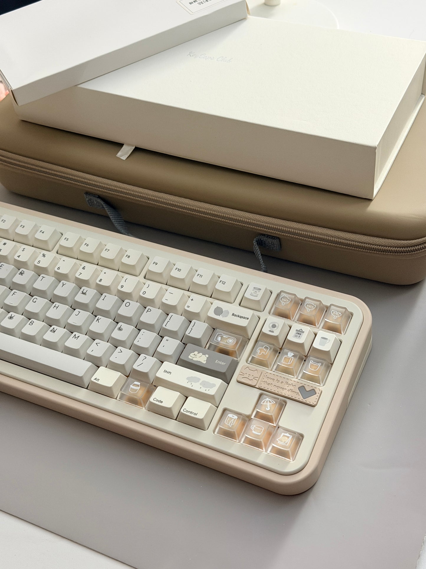 ONLY 1 Prebuilt Aluminum Customized Mechanical Keyboard Cocomi80 Milk Tea Set & Sticky Notes Keycaps & Mango Pudding Switch