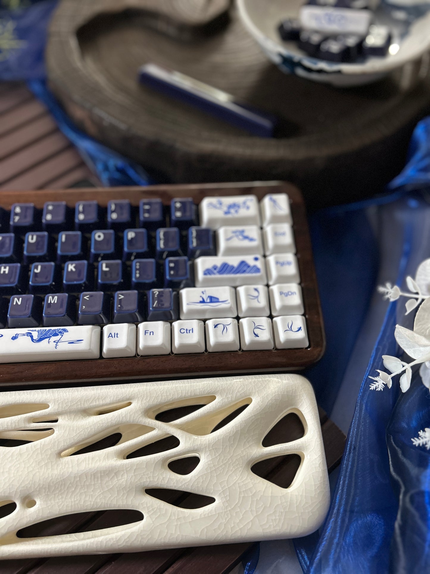 PREORDER Prebuilt Ebony Wood Keyboard Customized Mechanical Keyboard With Wood Wristrest and Snake Ceramic Keycap Set（not including the ceramic Wristrest）