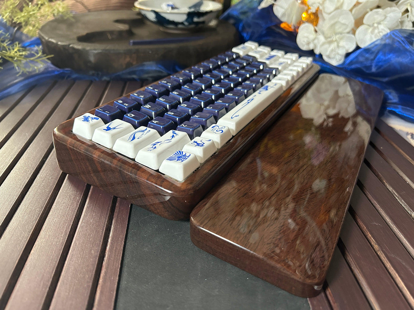 PREORDER Prebuilt Ebony Wood Keyboard Customized Mechanical Keyboard With Wood Wristrest and Snake Ceramic Keycap Set（not including the ceramic Wristrest）
