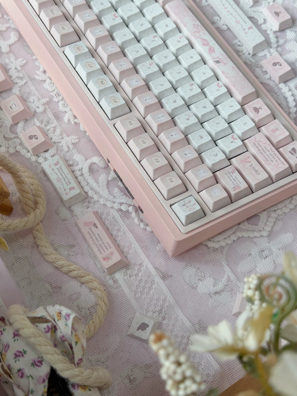 #0295 Pale Pink Letter Vintage Pink Keycap Set – Retro Feminine 140-Key PBT Keycaps for Mechanical Keyboards Designed By Twinkle Lab