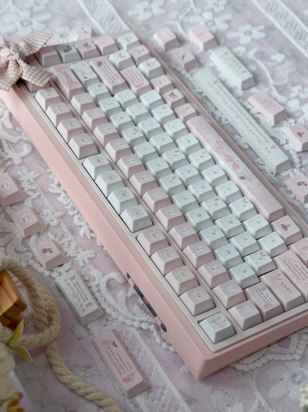 #0295 Pale Pink Letter Vintage Pink Keycap Set – Retro Feminine 140-Key PBT Keycaps for Mechanical Keyboards Designed By Twinkle Lab