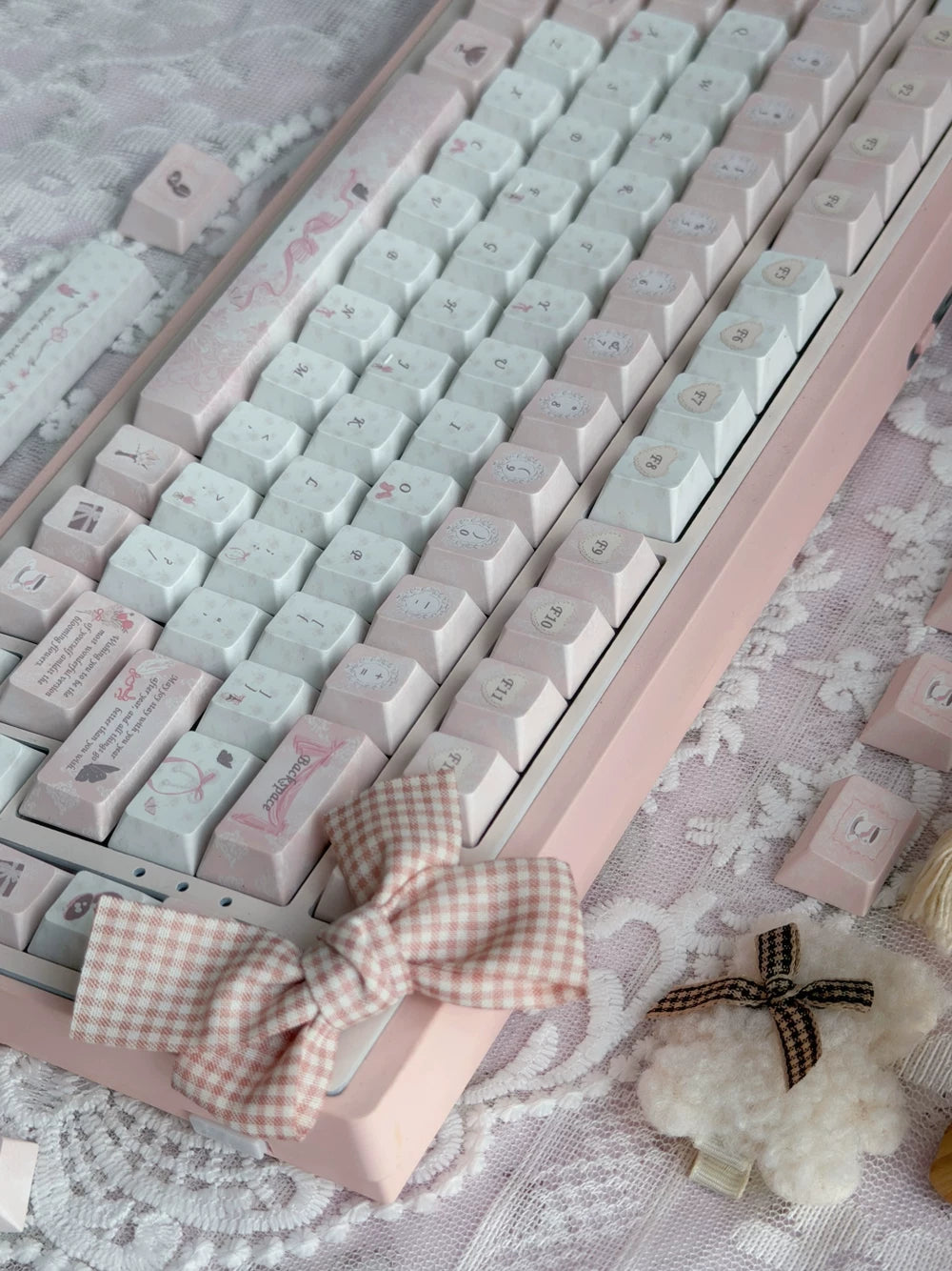 #0295 Pale Pink Letter Vintage Pink Keycap Set – Retro Feminine 140-Key PBT Keycaps for Mechanical Keyboards Designed By Twinkle Lab