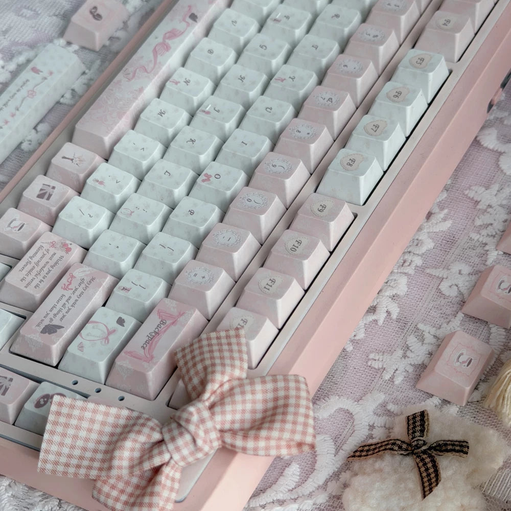 #0295 Pale Pink Letter Vintage Pink Keycap Set – Retro Feminine 140-Key PBT Keycaps for Mechanical Keyboards Designed By Twinkle Lab