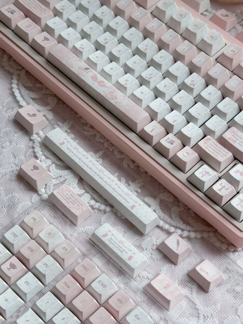 #0295 Pale Pink Letter Vintage Pink Keycap Set – Retro Feminine 140-Key PBT Keycaps for Mechanical Keyboards Designed By Twinkle Lab